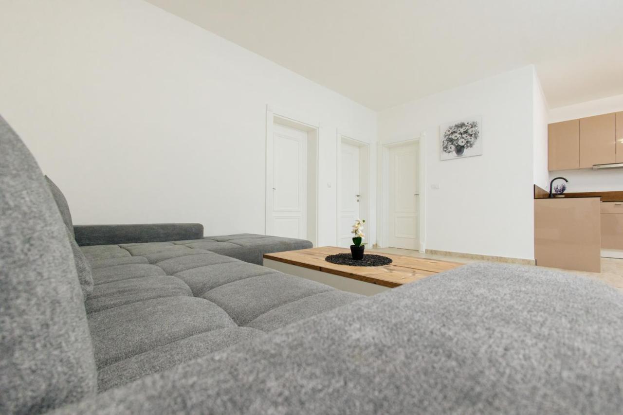 Apartment Lira