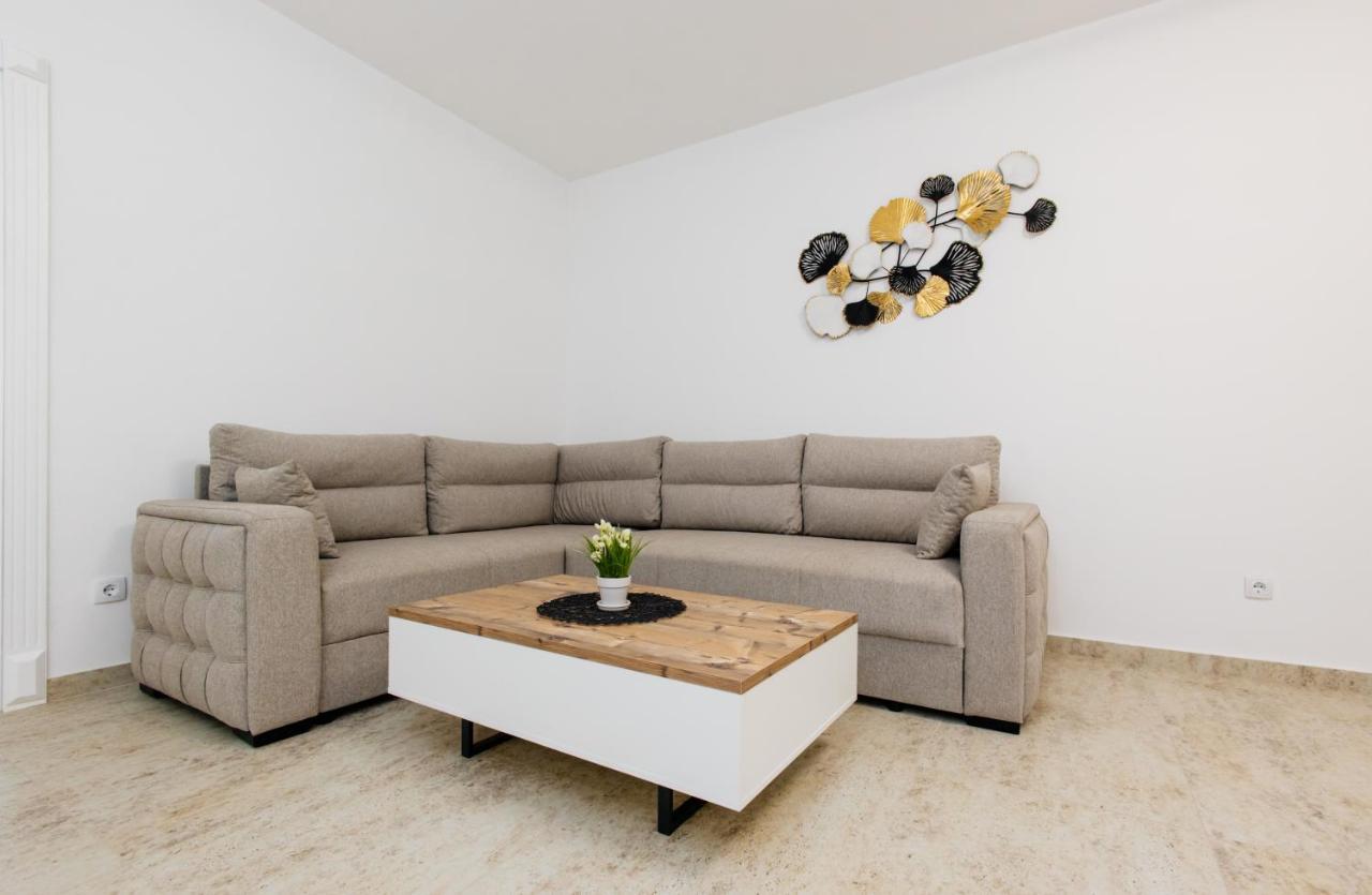 Apartment Lira