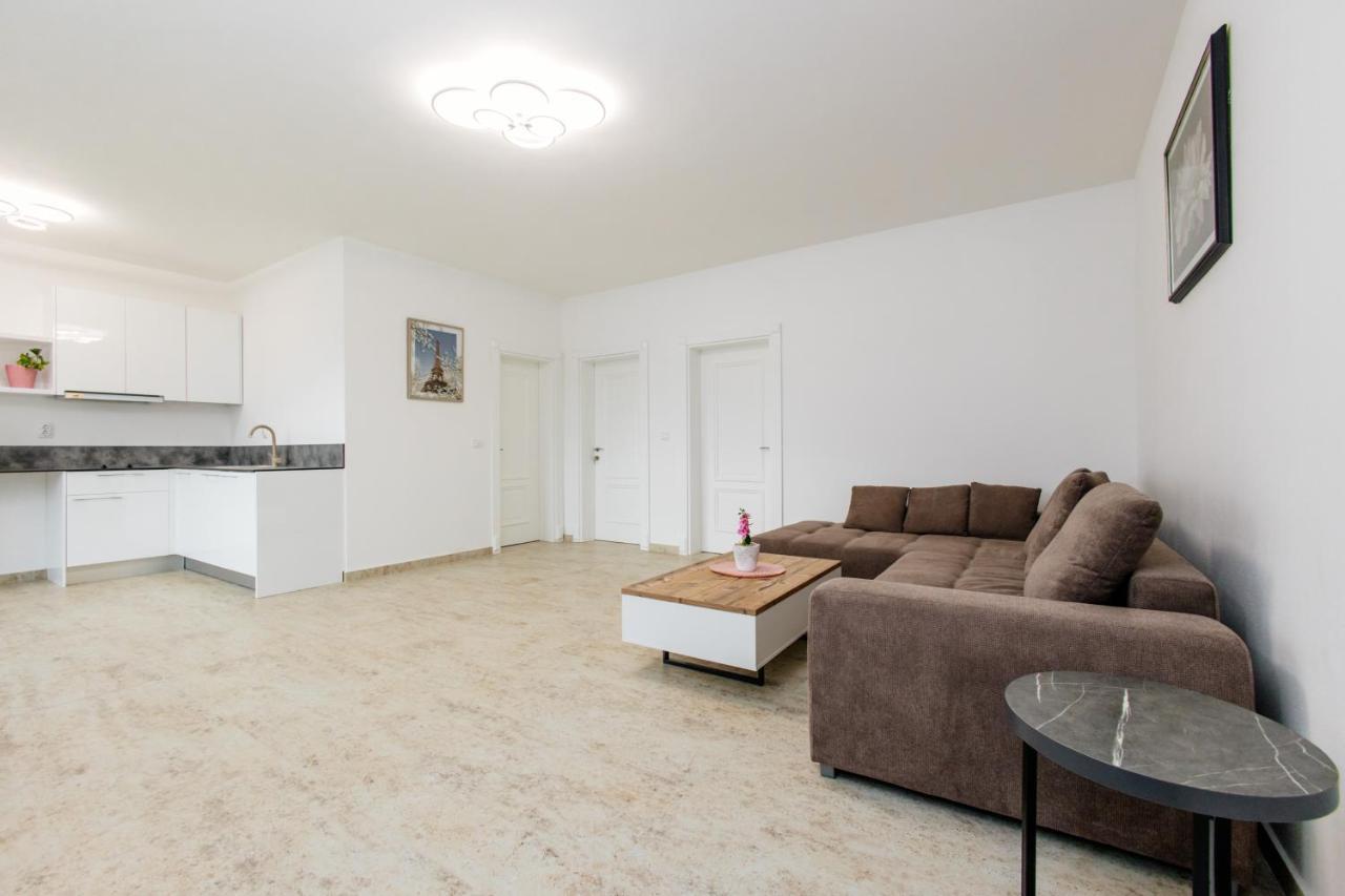 Lira Apartment *