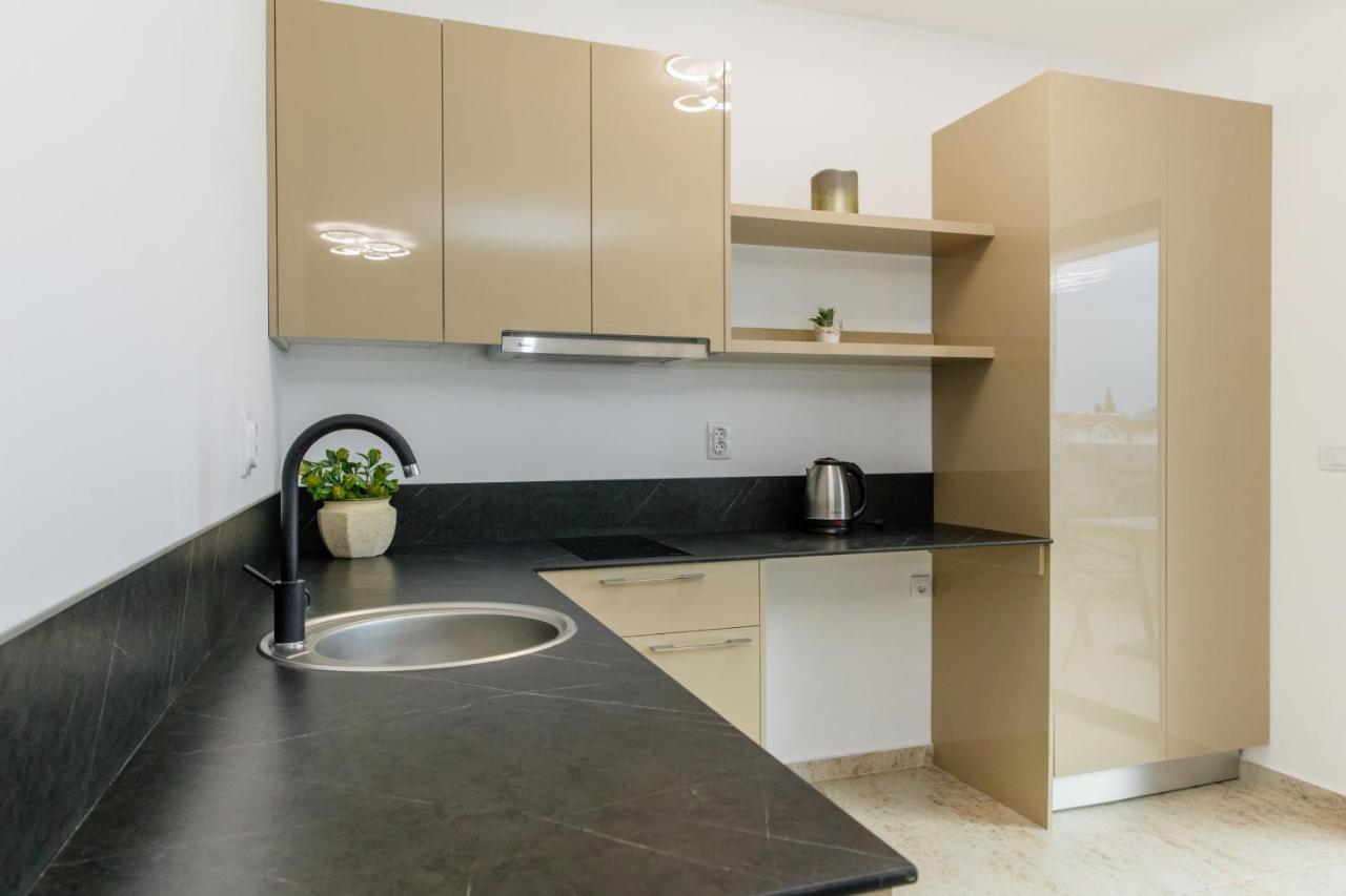 Lira Apartment *