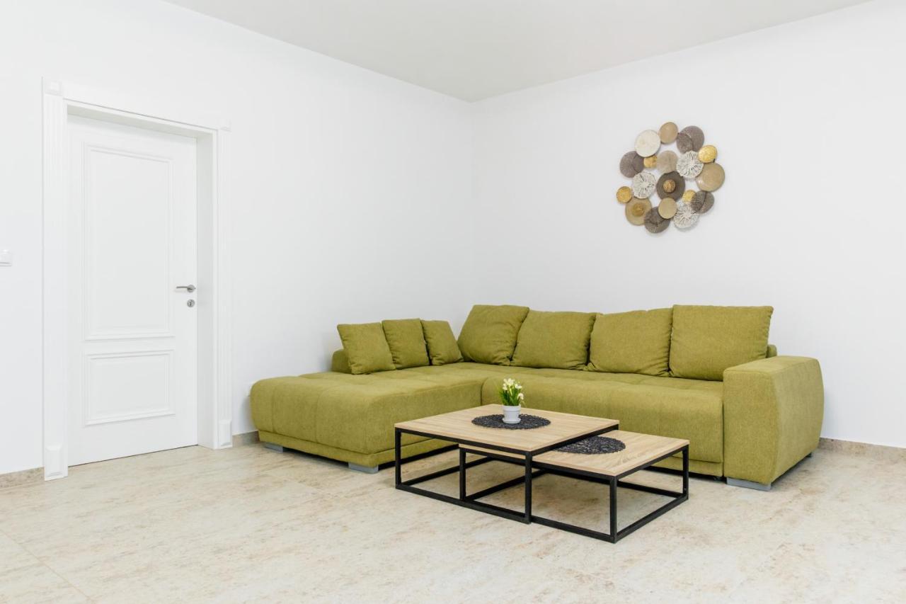 Apartment Lira *