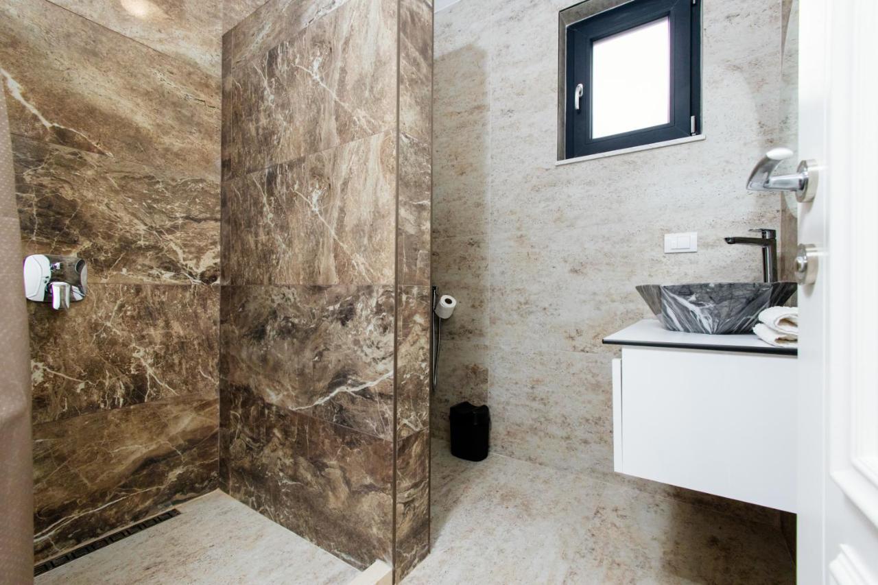 Apartment Lira *