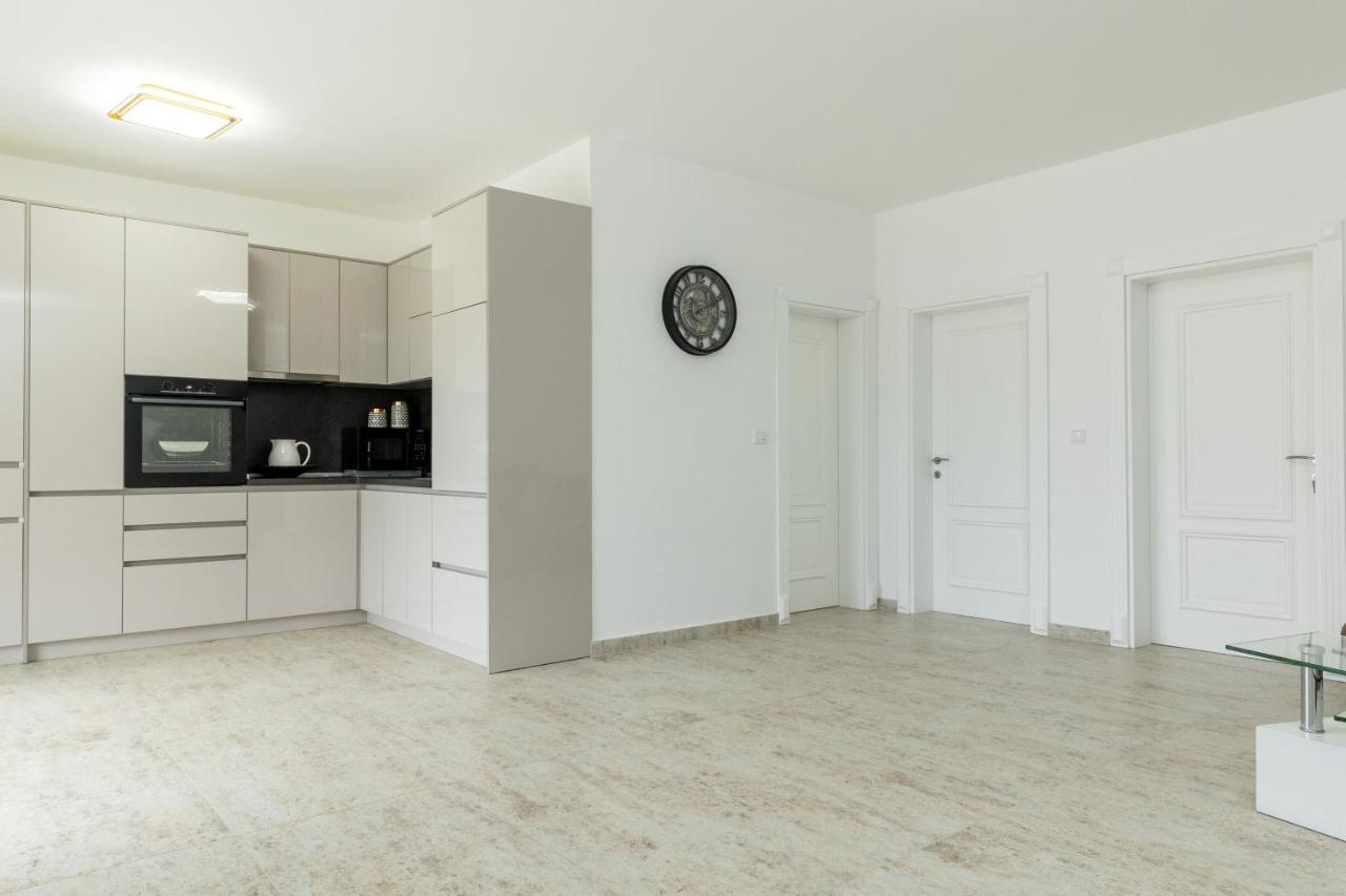 Apartment Lira *